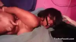 عشاق من العرق الأسود يضربون زوجين صغيرين في مشهد جنس جماعي صريح