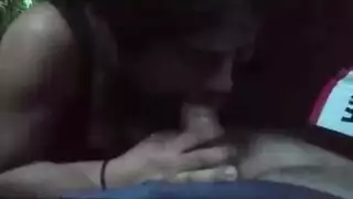 فيلم إباحي شرجي ساخن: مراهقة سمراء تأخذه بعمق
