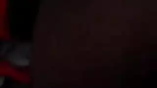 تفتح فخذيها السمراوين للعق فرجها المبلل