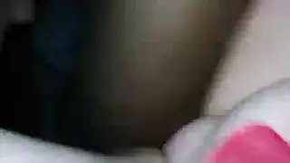 مغامرة الإيلاج المزدوج: سمراء وقحة تأخذه في كلا الفتحتين