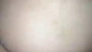 العاهرة المطيعة فيكي تمص قضيب جارها الضخم