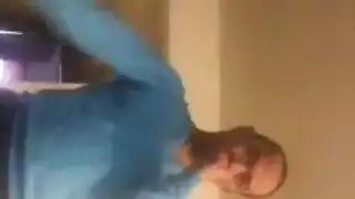 العاهرة الشقراء رينيه جياني تتشارك مع شابين في جنس جماعي خام