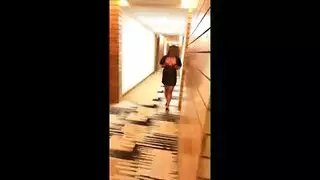 هاوية شابة ذات أثداء طبيعية كبيرة في ممارسة جنسية ثلاثية قاسية