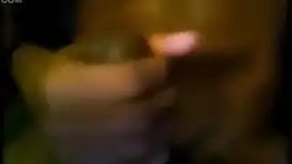 السائق ينكح لاتينا بقوة، ثم تمتص قضيبه حتى ينظف