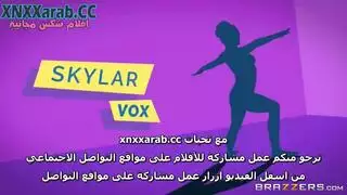 تدريب جماعي: إطالة فرجها علنًا بعدة أعضاء ذكرية