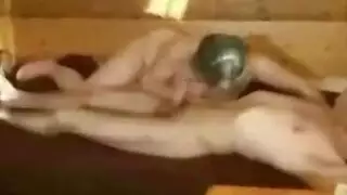 اب وام يمسكان ابنتهما ويديرولها اشاش
