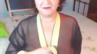 المرة الأولى لامرأة ناضجة ممتلئة الجسم مع قضيب كبير يمزق مهبلها