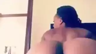 اللعب بقضيب صلب: جلسة عارية ومثارة
