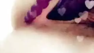 متلصص يستمني وهو يراها تمتلئ بالقضيب الأسود