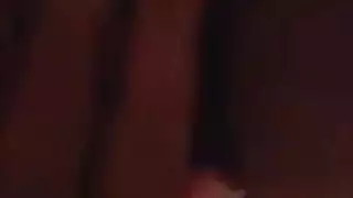 عاهرة ناضجة شقراء تتعرض لاختراق مزدوج في مشهد جنسي ثلاثي صريح