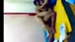 فيلم قصير في بيت في هزاز داخل جسمه يتعش يباني