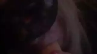ربة المنزل المثيرة تدلك فرجها المبلل على قضيب زوجها