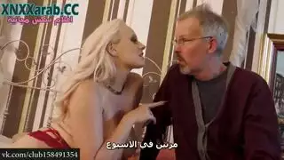شقراء حليقة تمارس الجنس بعنف بينما الزوج الديوث يستمني