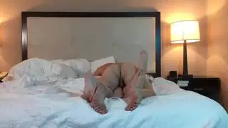 مراهقة ضيقة تأخذ السائل المنوي بالداخل وتُصطدم بقوة