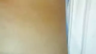 فتاة ناضجة تأكل فرجها الناضج وتُملأ بالكريمة