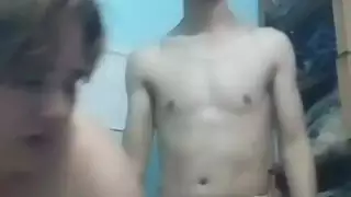 عاهرة لاتينية تظهر ثدييها وتستعد لبعض أفعال إكس إكس إكس على الكاميرا