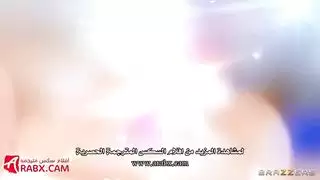 مثلية ثلاثية في مرحاض عام: نساء مثيرة يشاركن قضيبًا غليظًا