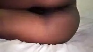 امرأة سمراء مكثفة على الحوزة