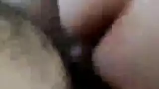 جميلة سمراء ممتلئة تتلقى قذفاً كثيفاً على وجهها في مشهد إباحي صريح