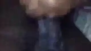 التسلل لتذوق ملابس شريكتها في الغرفة المبللة