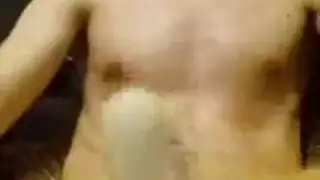 مراهق نحيل يقدم شرج لاتكس خشن في مقطع بورن