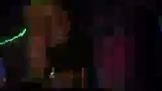 مراهقة شقراء تأخذ شرجاً عنيفاً في غرفة المعيشة