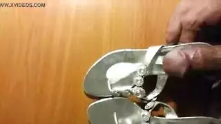 جماع محفوف بالمخاطر على جانب الطريق: شقراء ذات كعب تأخذ قضيبًا قاسيًا