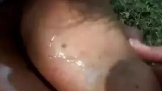 لص شاب يسرق امرأة الرجل الأكبر سناً لجنس عنيف