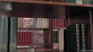 سحاقيات مثيرة مقص ولعق عميق بين نساء ناضجات