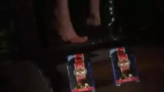 قناع اللاتكس منقوع في قذف على الوجه