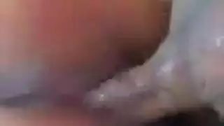 عميل محظوظ يمارس الجنس مع وجه آسيوية سمراء في مشهد ثلاثي حار