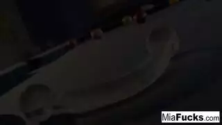 مرافقة ذات أثداء كبيرة تأخذ قضيبًا بعد هزيمة طاولة البلياردو