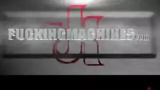 آلة الاستمناء تجعلها تبلغ النشوة مرارًا
