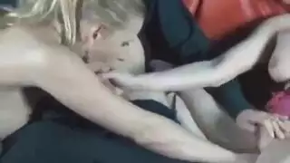 الفتيات النحيف يلهون مع رجل أسود، في حين أن صديقته خارج المدينة
