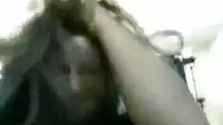 فتاة كاميرا الويب تتحول للوحشية: تمص وتركب قضيباً صلباً ضخماً