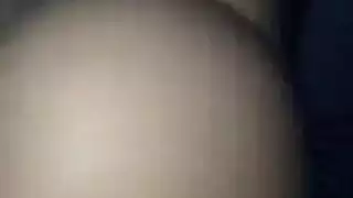 قضيب ضخم يمدد مؤخرتها في جنس خارجي