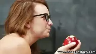 دخلت على الولدوكشفت على وجههافي الفصل