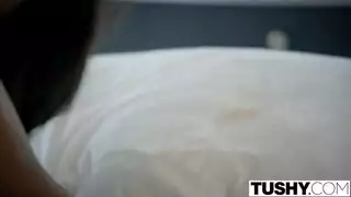 ديوث يسد عين زوجته