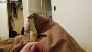 ثلاثي هاوٍ يكسر السرير في فعل عنيف