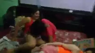 ممارسة جنسية ثلاثية بين أعراق مختلفة: خطوط السمرة تثيره والفتيات تجعله يقذف