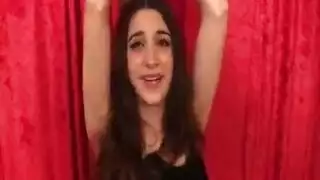مراهقة قانونية تمارس الجنس بقوة مع جليسة الأطفال مقابل خدمة السيارة
