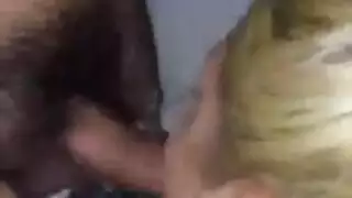 بورن على الشاطئ: شقراء تحصل على لحس كس شغوف