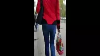 امرأة ذات شعر سوداء مع أظافر حمراء تعطي الكرات اللسان العميق لسائق سيارة أجرة وسيم