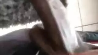 بورن سحاقي قوي: امرأة سمراء تخلع تنورتها لفرج جارتها
