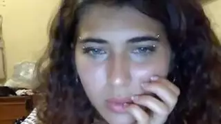 مراهقة مثيرة تتباهى بكسها المثقوب وثديها الصغير
