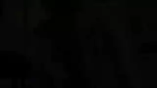 ميكانيكي آسيوي يخدم كساً مبلولاً تحت المكتب
