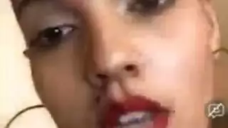 مراهقة شعرها أخضر تفرك كسها المثقوب بقوة على أريكة الغرفة