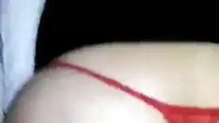 مؤخرة ناضجة كبيرة في فستان أسود تفرك البظر بقوة لوصول شهوي مكثف