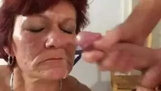 صبي طالب قرنية يظهر قبالة قضيبه والديك مشعر