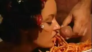 اب يشهد بنته هي تستحم